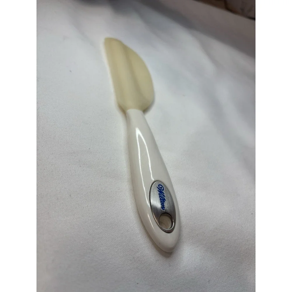 Wilton White Plastic Scraper with Removable Silicone Head